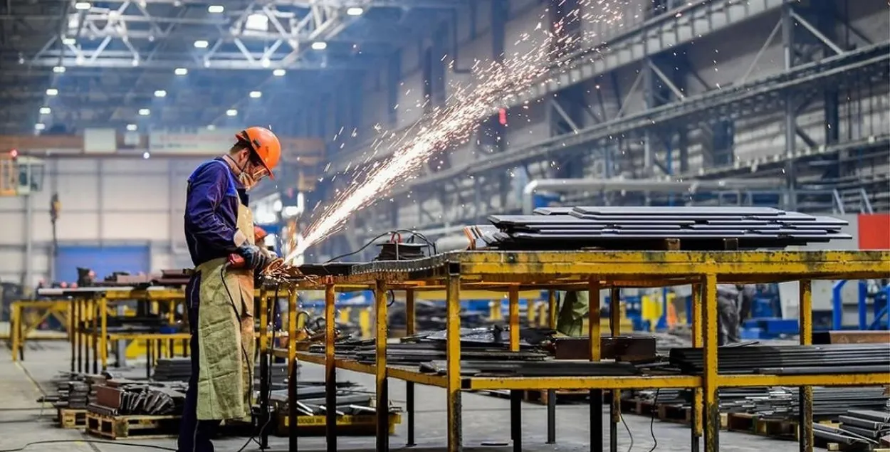 Рабочий на заводе