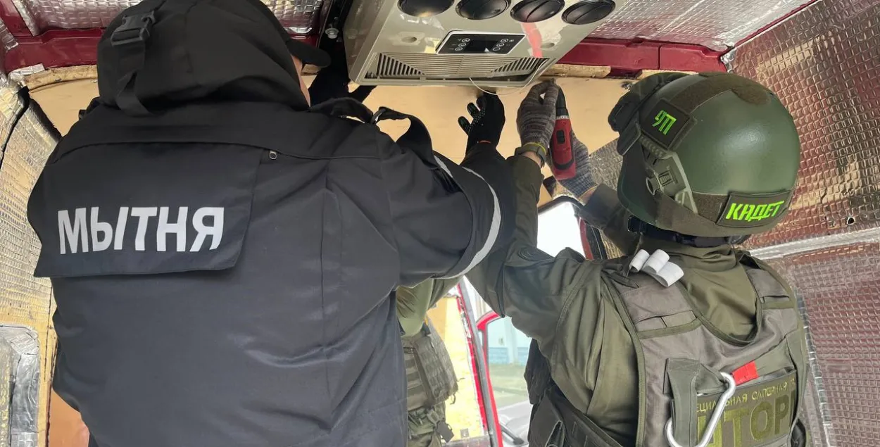 Белорусские службы демонстрируют, как нашли взрывчатку
