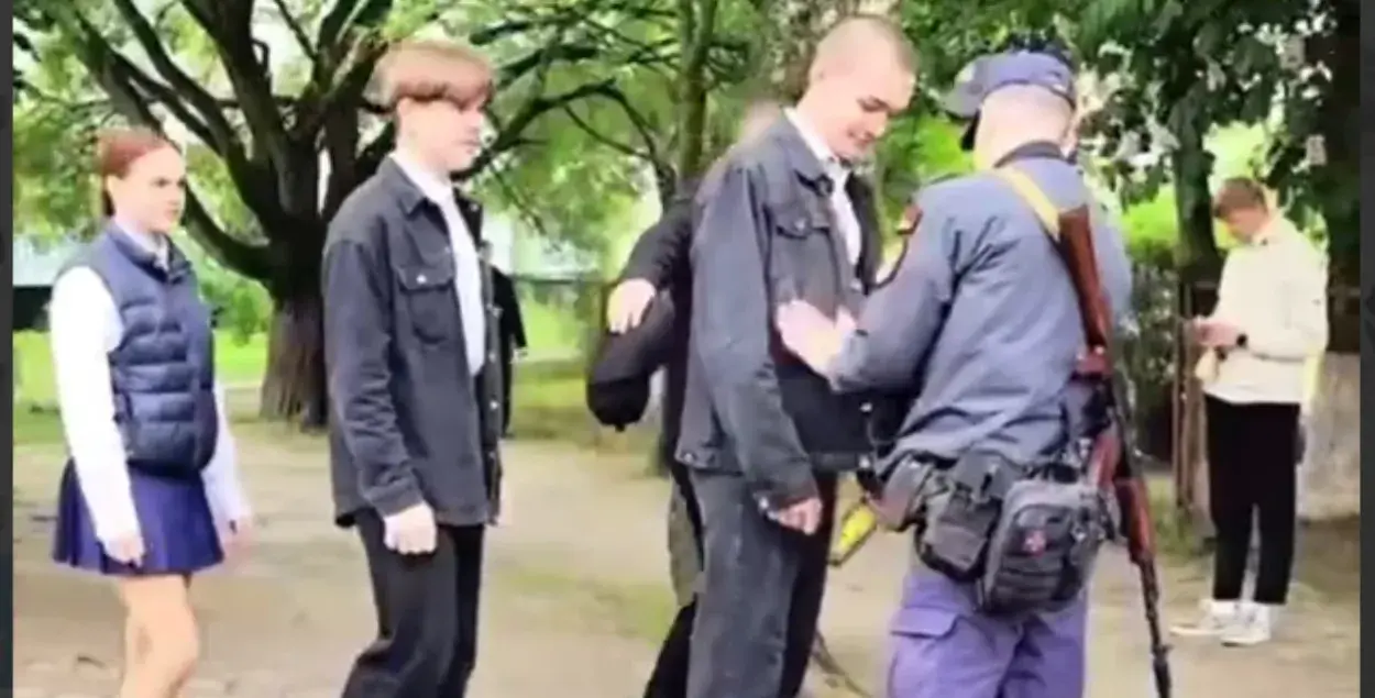 В Березе школьников перед ЦЭ проверяет милиционер с автоматом
