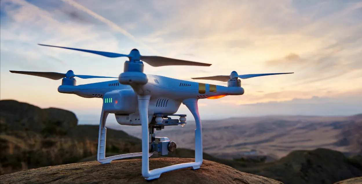 Компактный дрон, стоящий на горе

