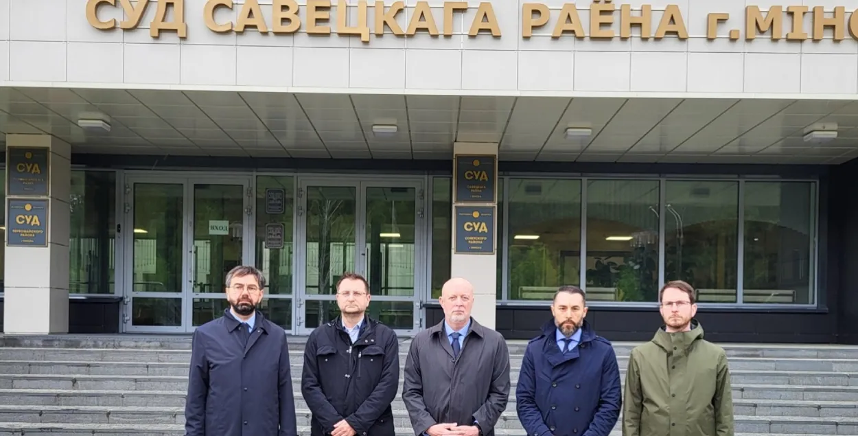 Дыпламаты каля суда, дзе адбываецца працэс над Нінай Багінскай
