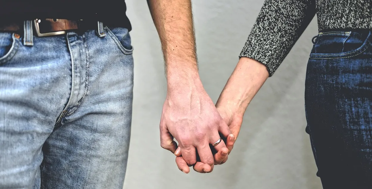 Мужчина и женщина держаться за руки