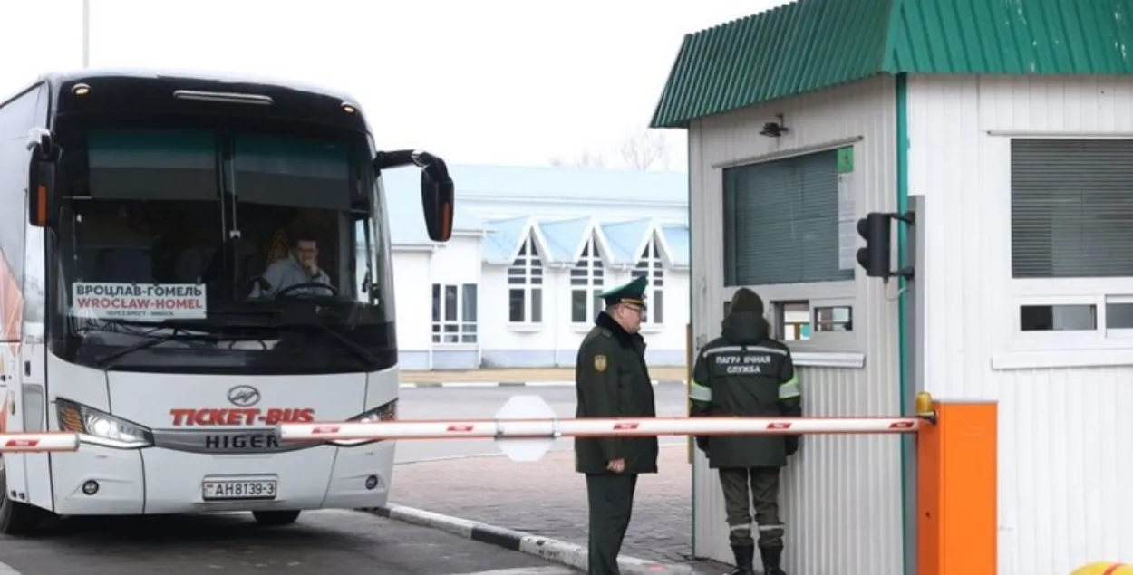 Автобус на границе, иллюстративное фото
