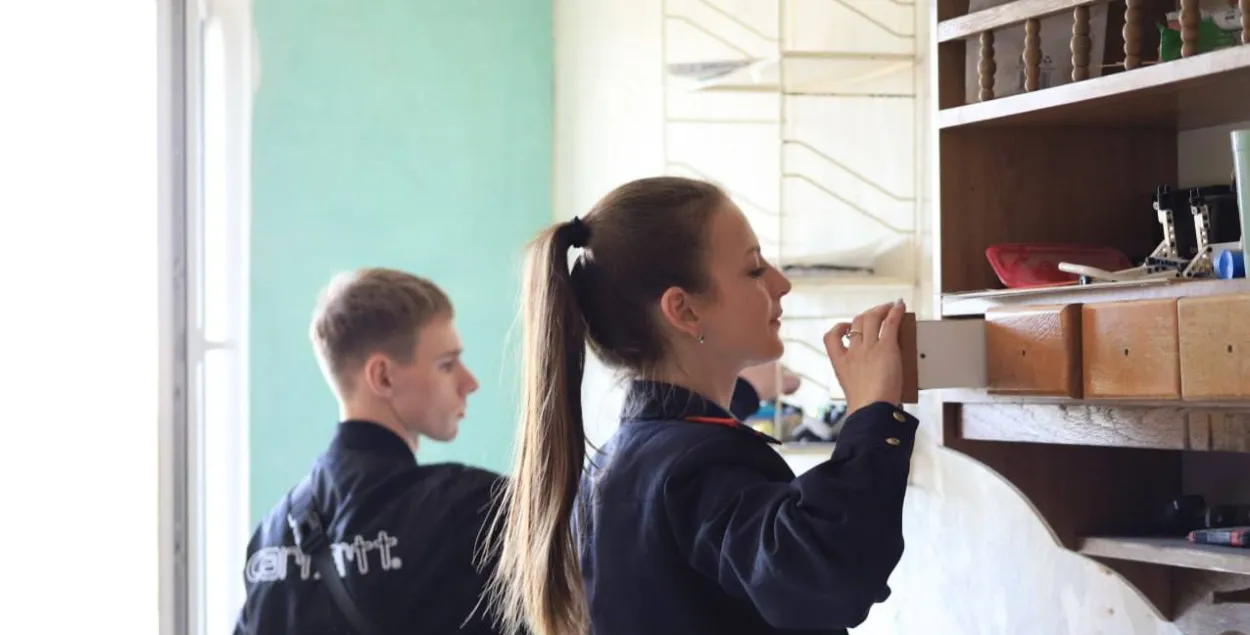 Милиция проводит обыск в общежитии
