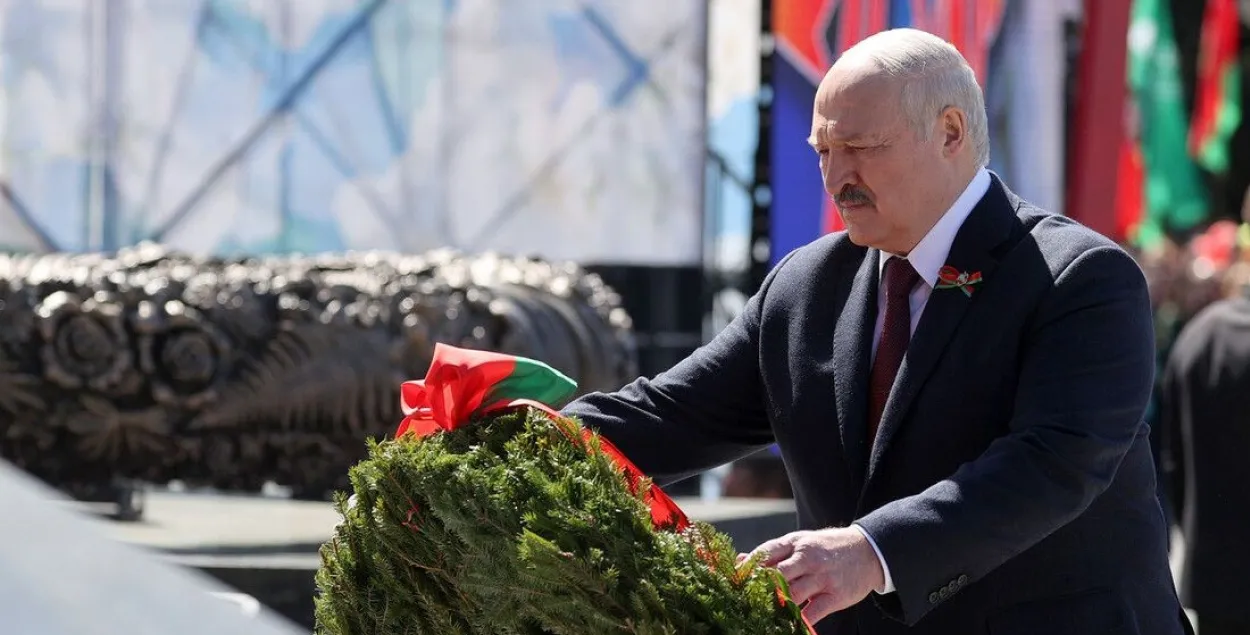 Александр Лукашенко возлагает венок к монументу Победы, 9 мая 2024 года
