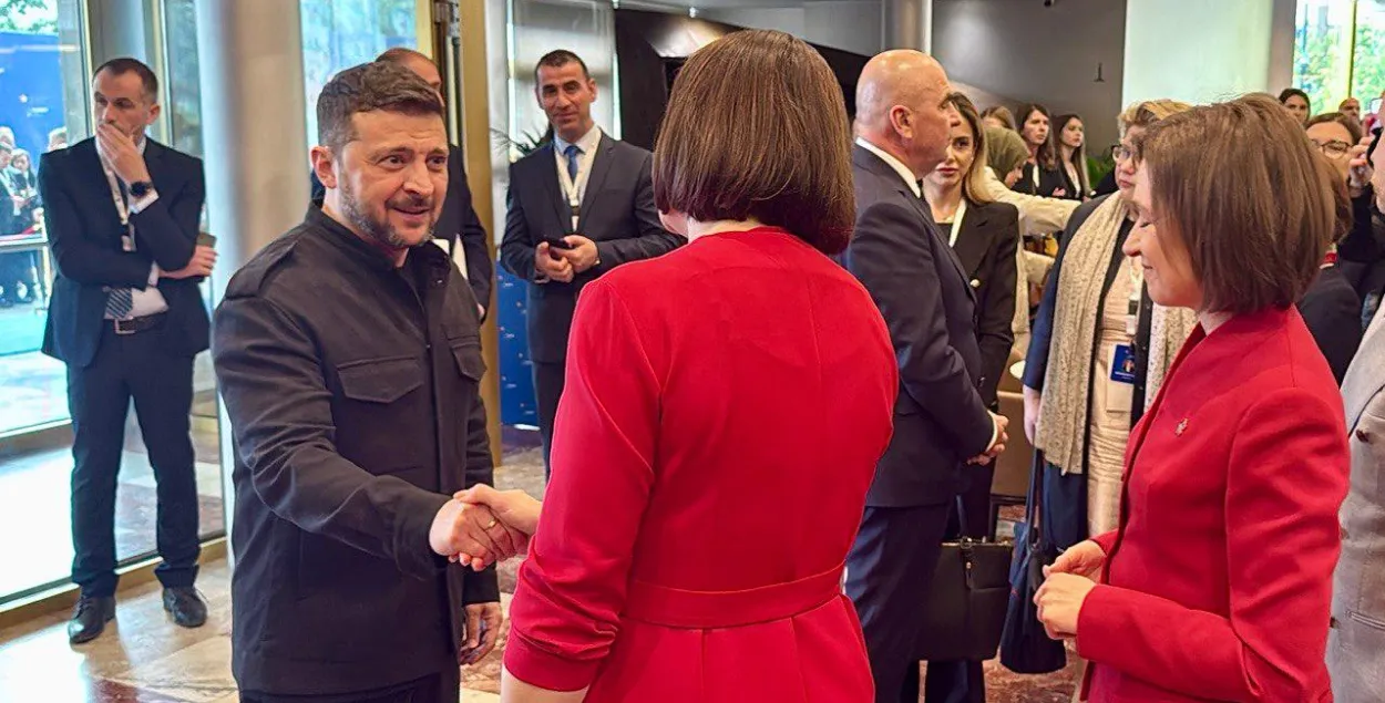 Уладзімір Зяленскі вітаецца са Святланай Ціханоўскай
