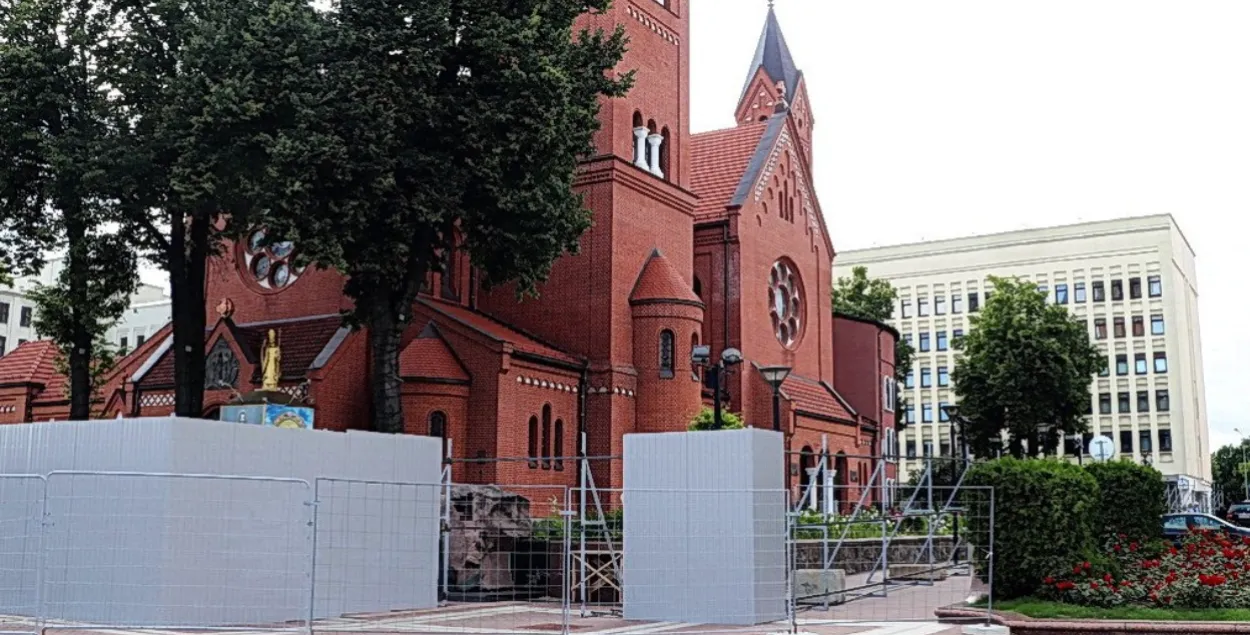 Красный костел в Минске во время ремонта
