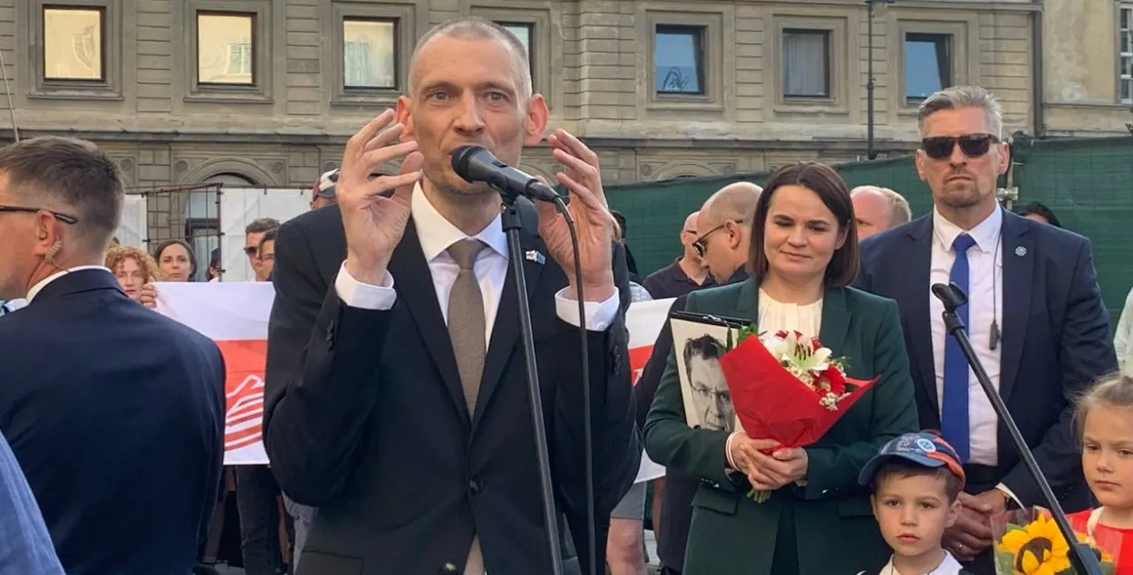 Сяргей Ціханоўскі падчас сустрэчы з беларусамі Варшавы
