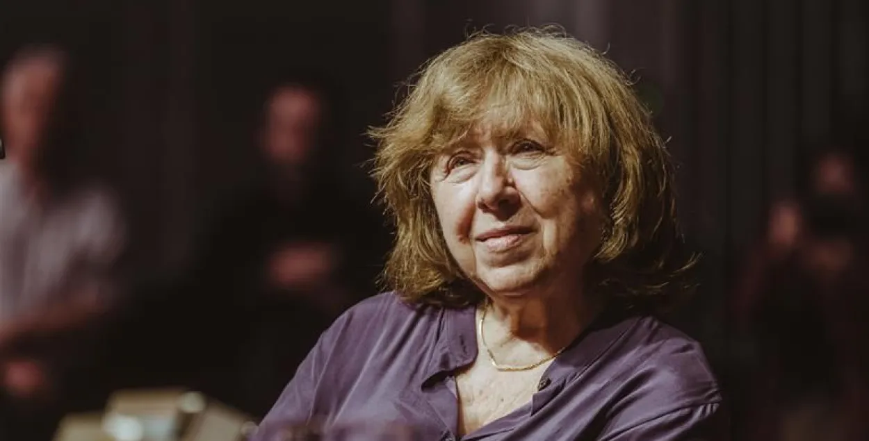 Светлана Алексиевич на встрече с читателями в "Новом театре" в Варшаве, 16 июня 2025 года
