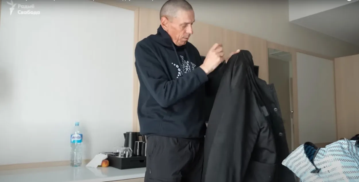 Игорь Карней показывает тюремную робу
