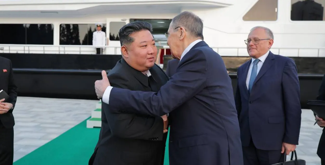 Глава КНДР Ким Чен Ын и министр иностранных дел РФ Сергей Лавров
