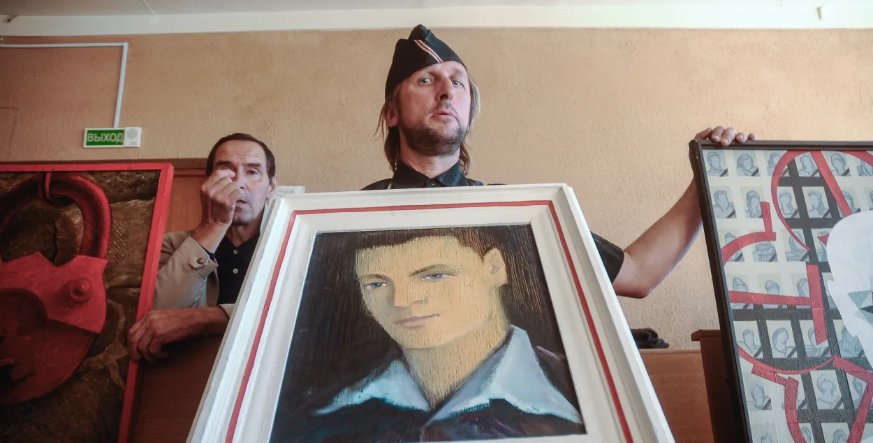 Художник Алесь Пушкин с собственными картинами
