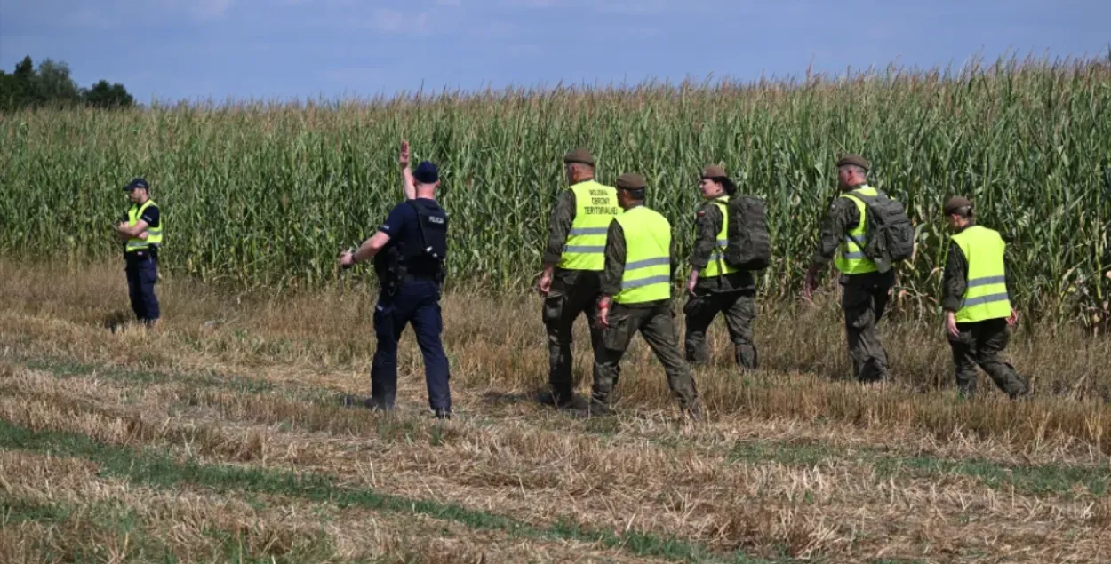 Специалисты изучают место падения дрона
