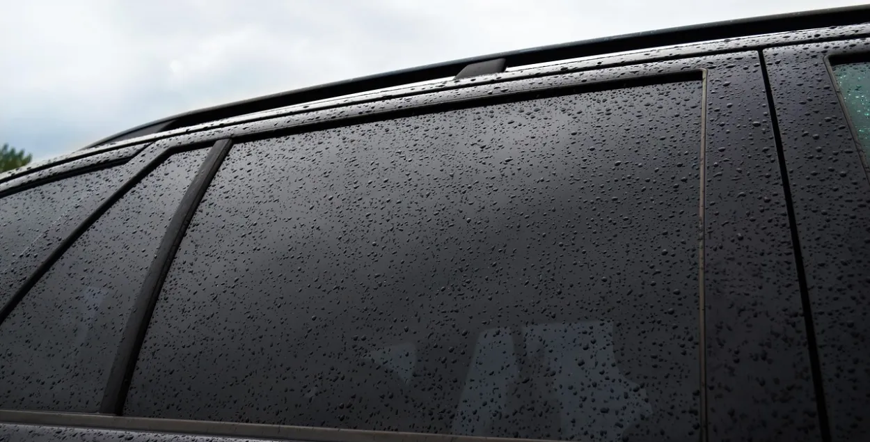 Аўтамабіль з таніраванымі шыбамі, ілюстрацыйнае фота
