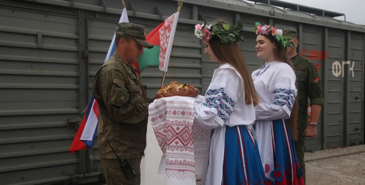 Расійскіх вайскоўцаў сустракалі ў Беларусі

