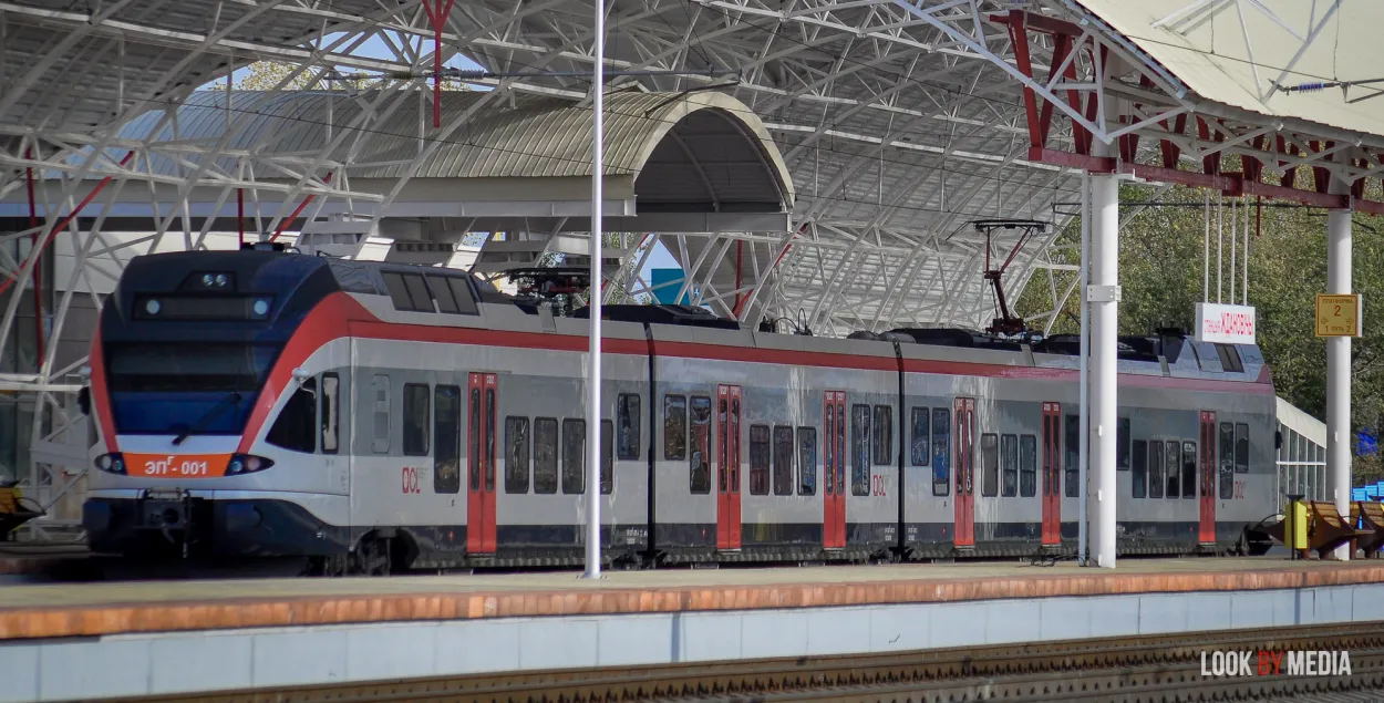 Цягнік на чыгуначнай станцыі
