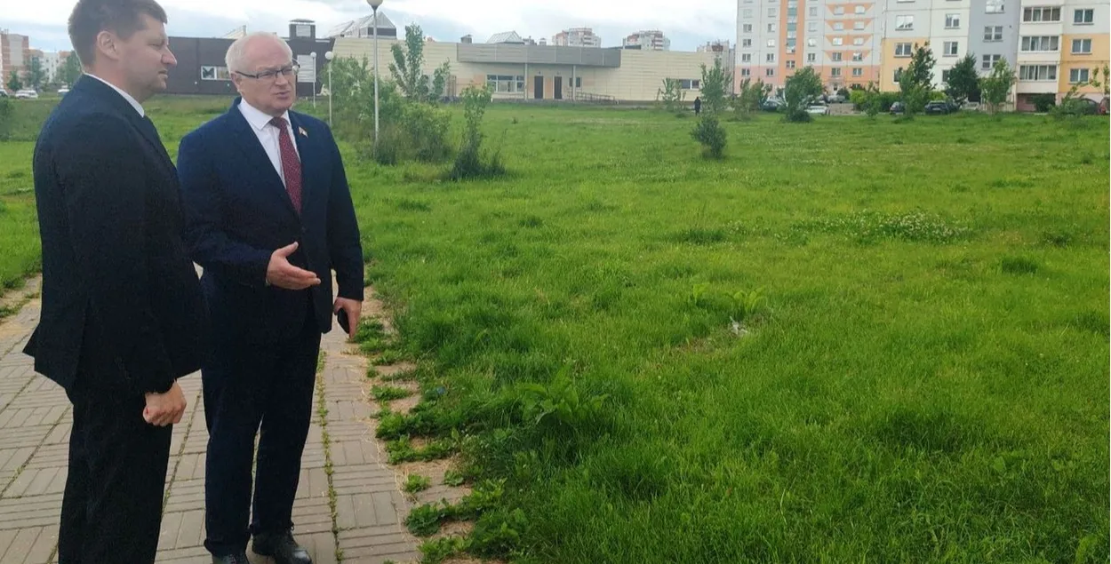 Дырэктар "МЛ Віцебск" Віктар Фаўстовіч разглядае пляцоўку ў горадзе
