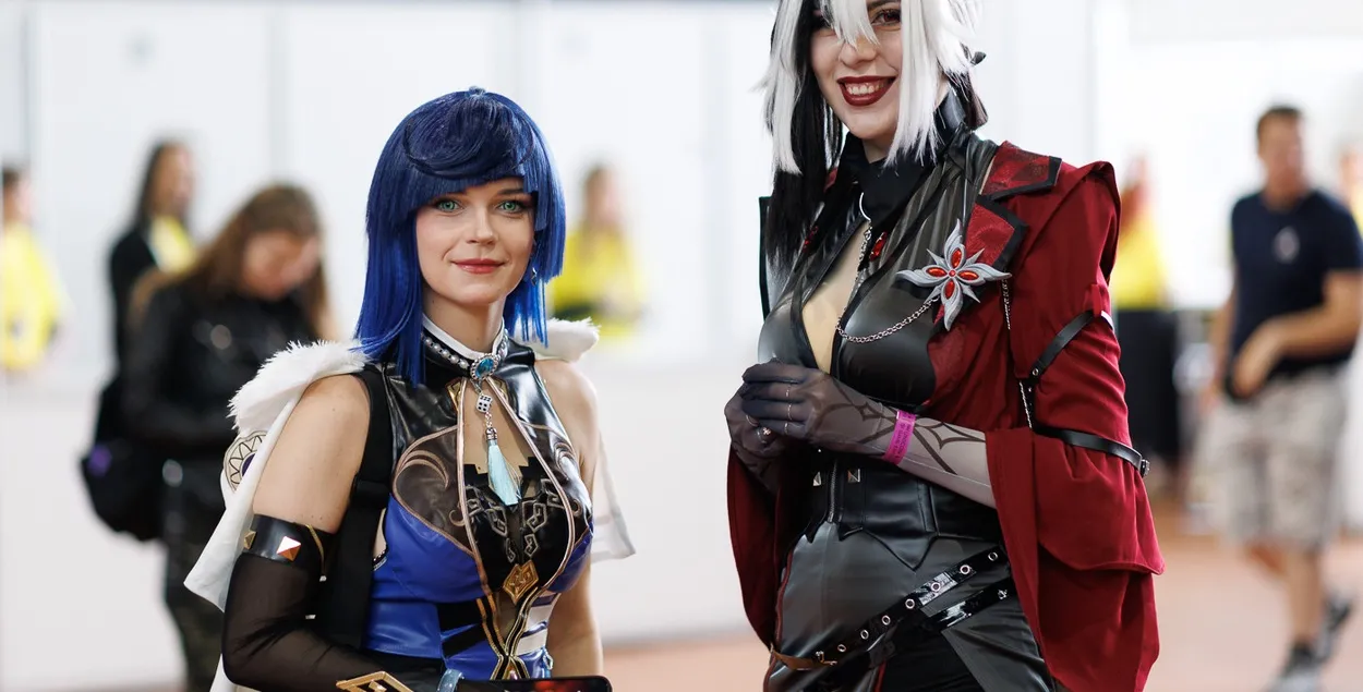 Яркие костюмы и море красивых людей
