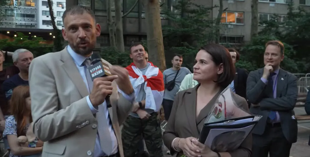 Светлана и Сергей Тихановские во время встречи с белорусами в Нью-Йорке
