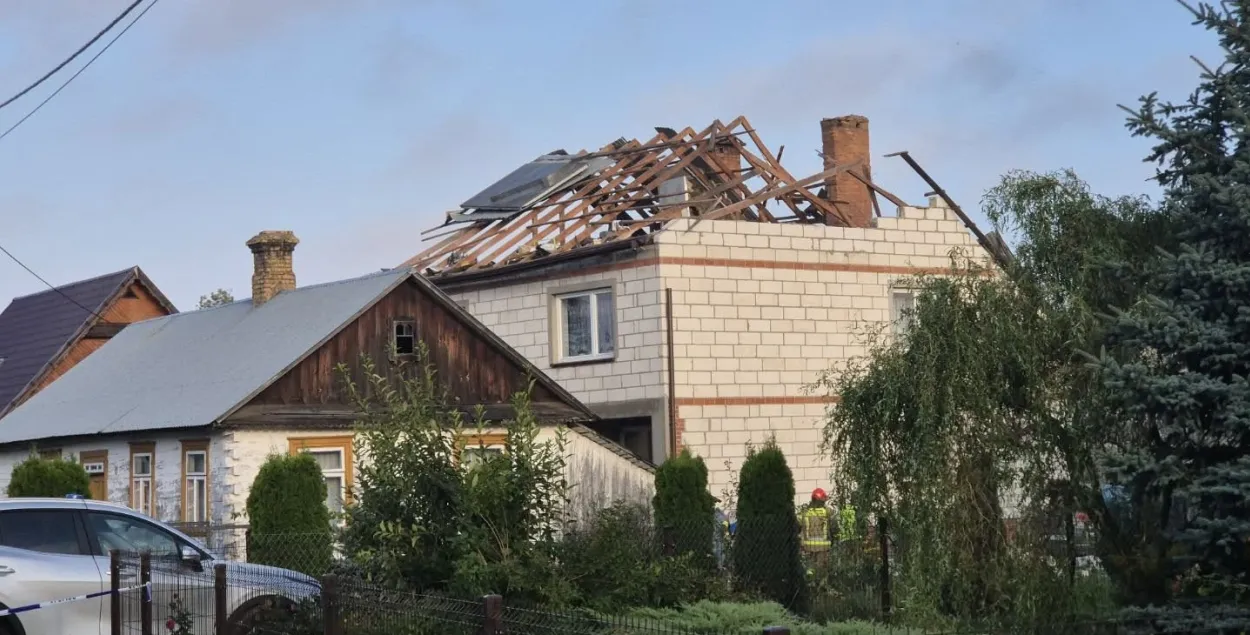 Дом, на які зваліўся збіты дрон
