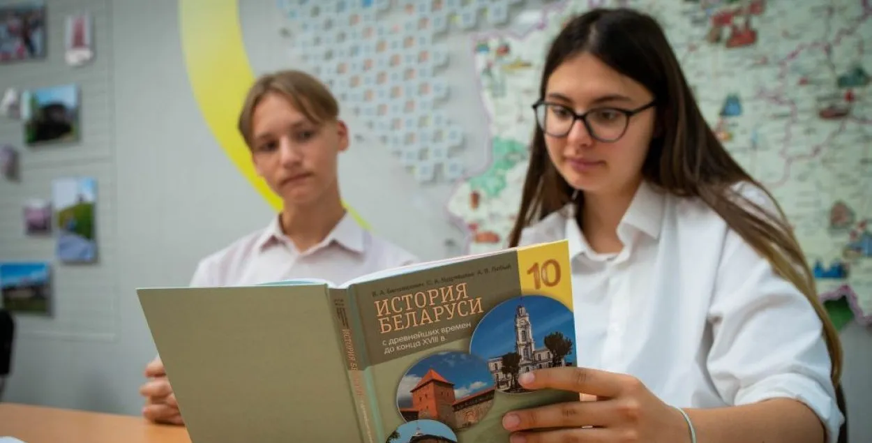 "Быццам Беларусь — частка Расіі". У што ператвараюць урокі гісторыі ў школах
