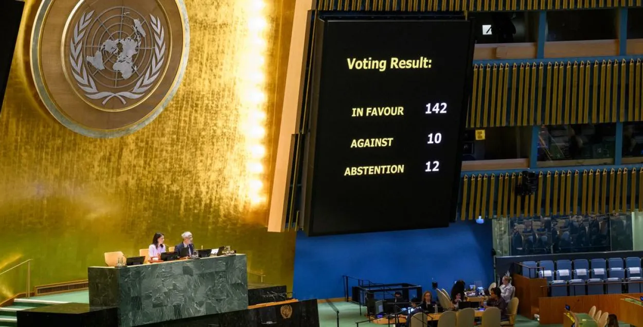 Генеральная Ассамблея ООН голосует по вопросу поддержки "Нью-Йоркской декларации" — резолюции, направленной на возрождение идеи решения конфликта Израиля и Палестины по формуле двух государств.
