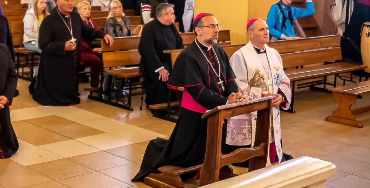 На первом плане — нунций Иньяцио Чеффалиа и епископ Олег Буткевич
