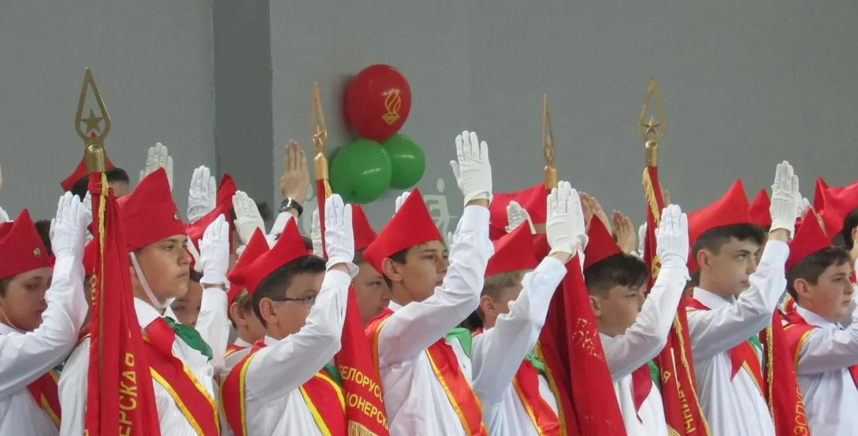 Школьнікаў пагрозамі змушаюць уступаць у піянерскую арганізацыю
