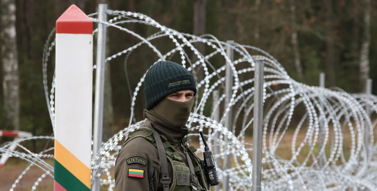 Литовский пограничник на границе Литвы и Беларуси
