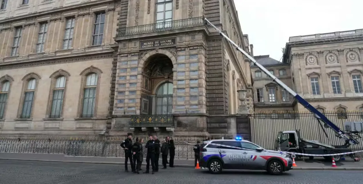 Луўр пасля рабавання.
