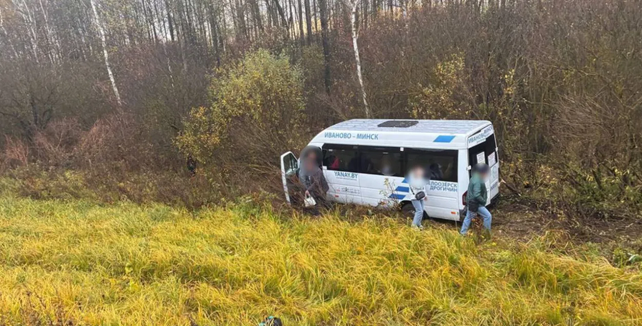 Маршрутка в кювете
