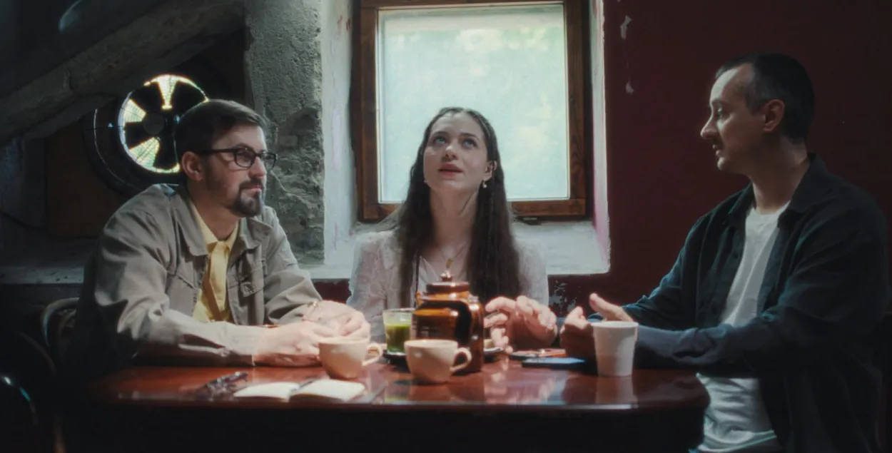 Кадр з серыяла "Свінгеры"
