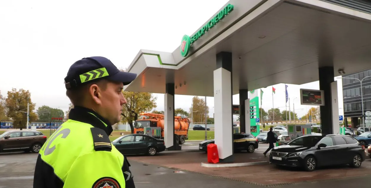 Міліцыя на запраўцы
