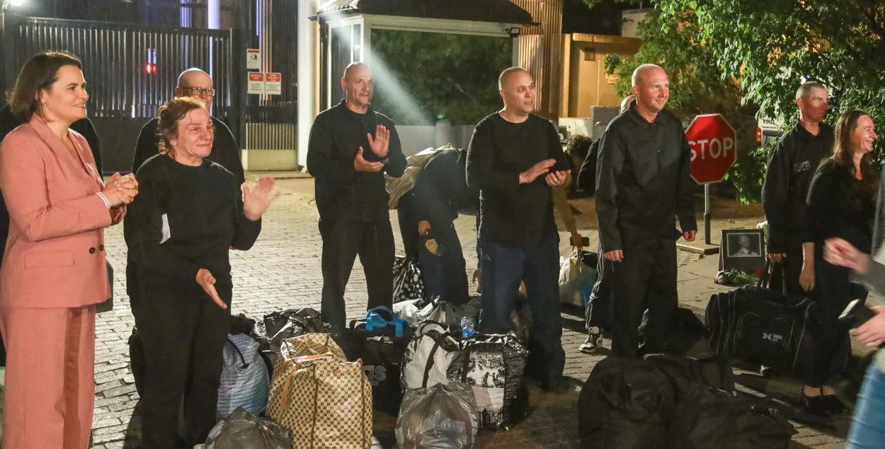 Вызваленыя і высланыя з Беларусі палітвязні каля амбасады ЗША ў Вільнюсе, 11 верасня 2025 года
