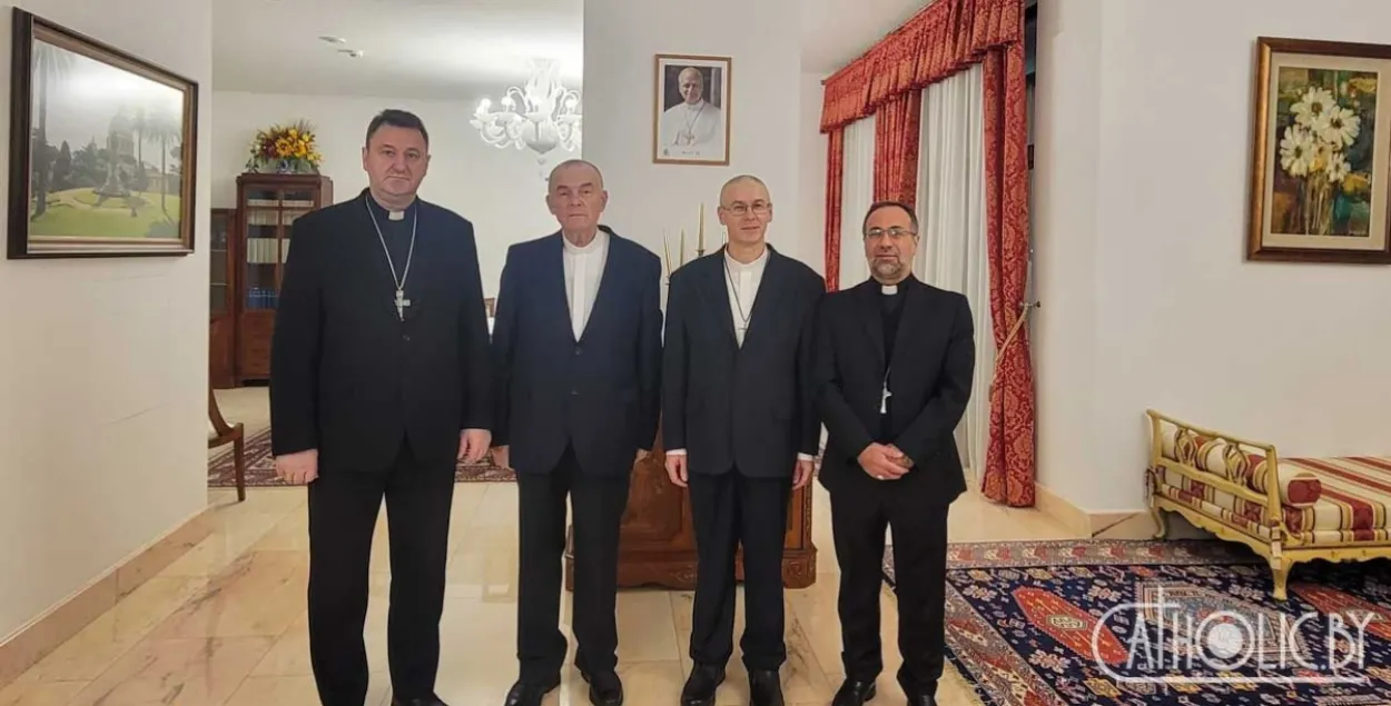 Освобожденные ксендзы (в центре)
