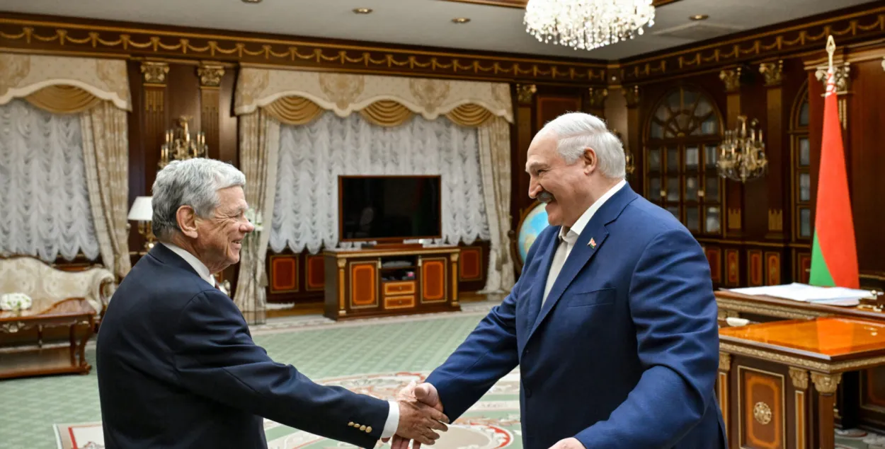 Джон Коул штурхае руку Лукашэнку
