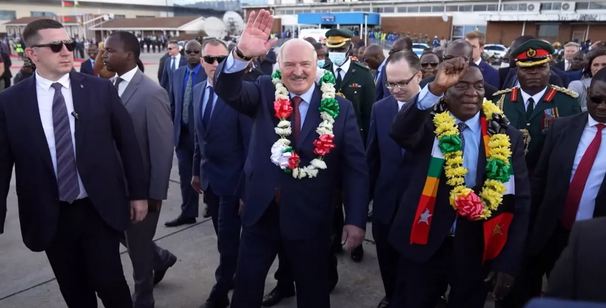 Александр Лукашенко с президентом Зимбабве Эммерсоном Мнангагва, Зимбабве, зима 2023 года
