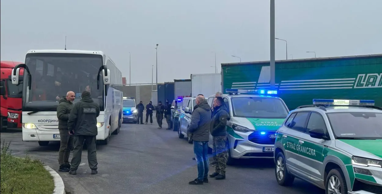 Аўтобус з экс-палітвязнямі па дарозе з Польшчы ў Літву
