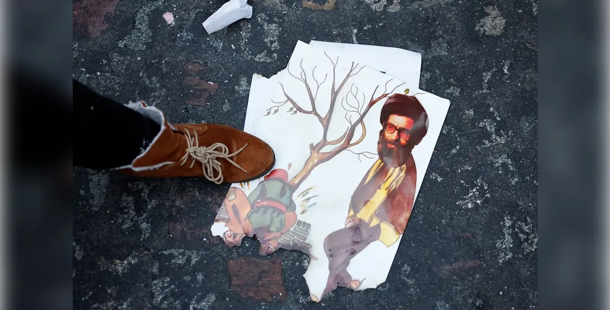 Плакат на мітінгу ў падтрымку іранскага народу
