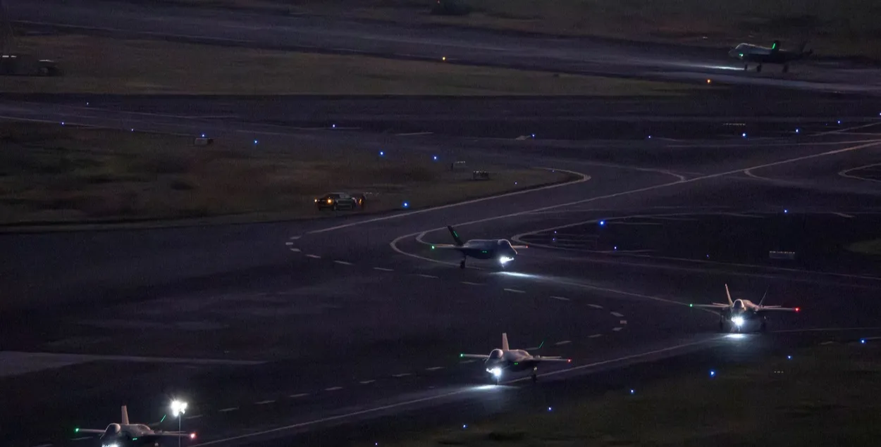 Самолёты F-35 готовятся к боевому вылету
