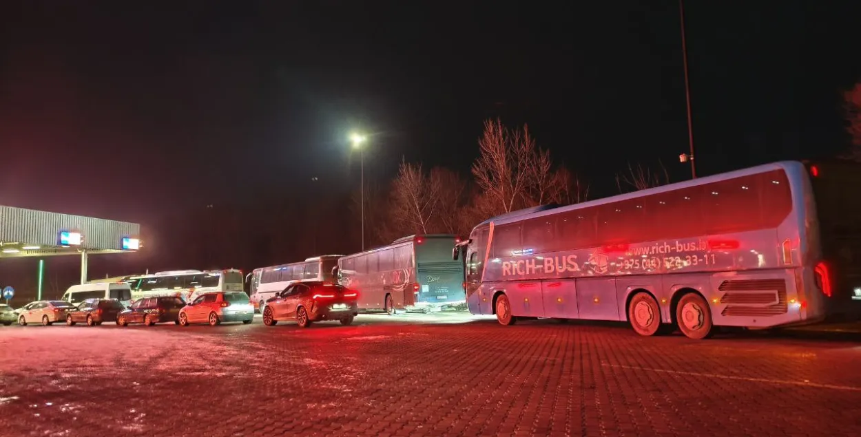 Аўтобусная чарга перад пунктам пропуску "Брэст"&nbsp;
