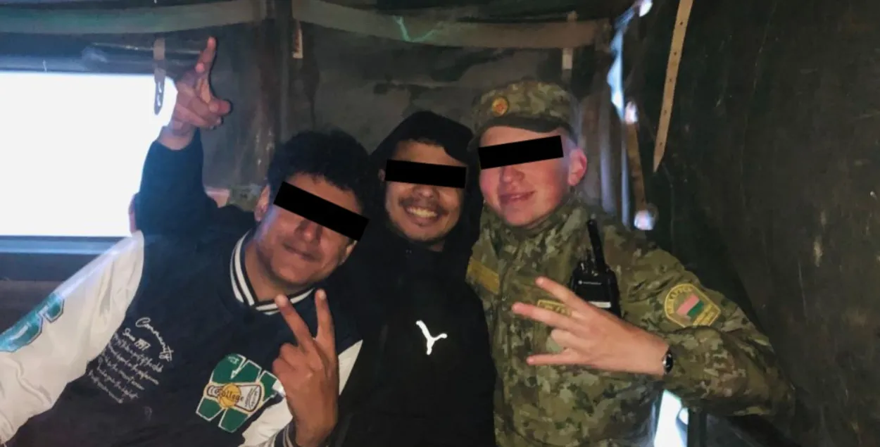 Белорусский пограничник сопровождает мигрантов
