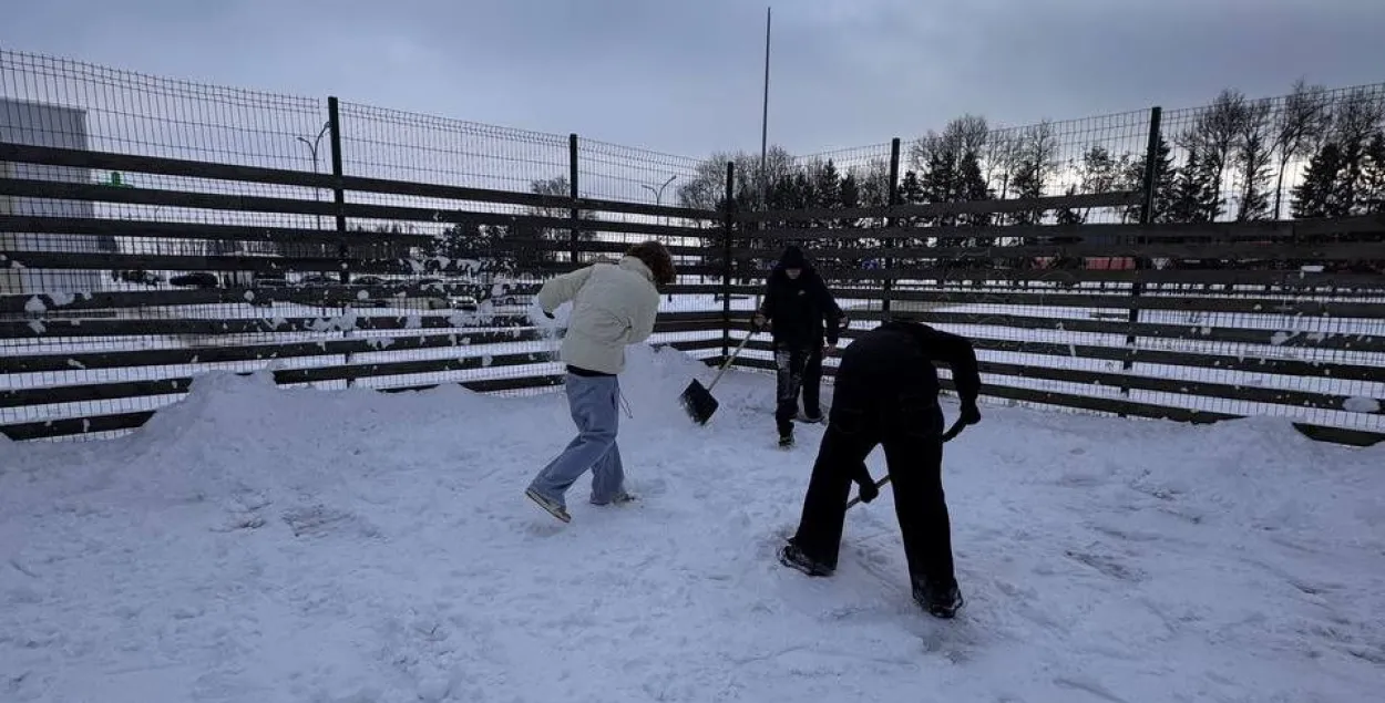 Подростки на уборке снега
