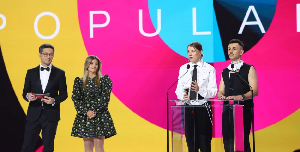 Дуэт Sw@da x Niczos (справа) падчас атрымання прэміі Paszporty POLITYKI
