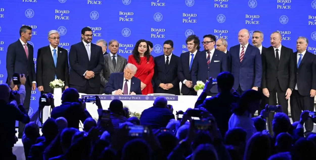 Подписание устава Совета мира
