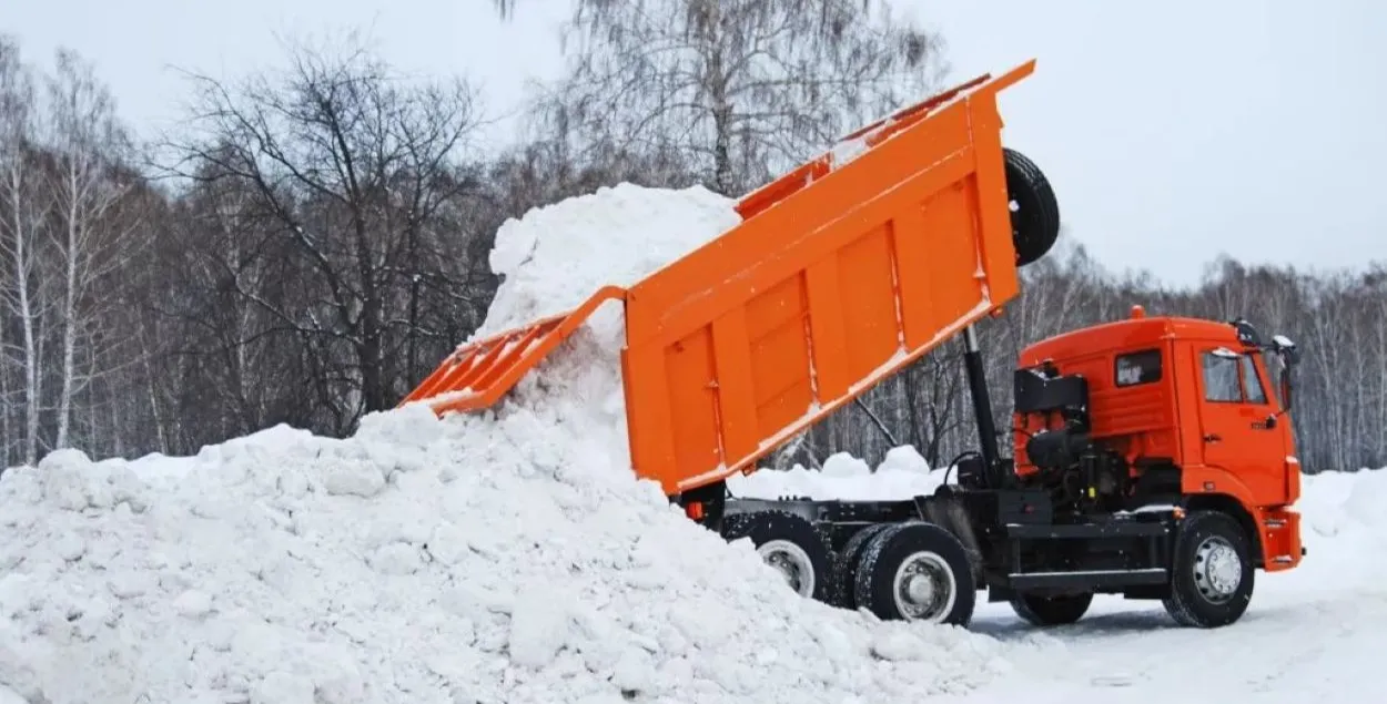 Снег вывозяць з Мінска.
