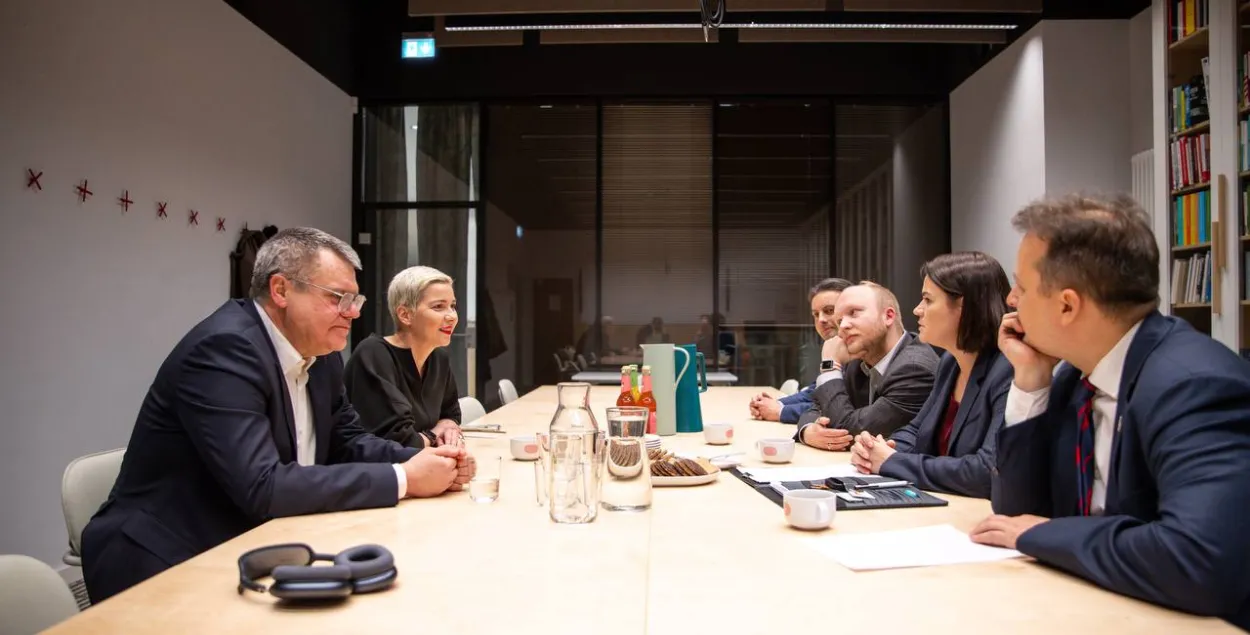 Виктор Бабарико и Мария Колесникова на встрече с Светланой Тихановской
