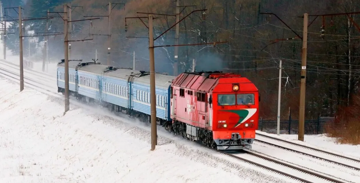 Цягнік з лакаматывам
