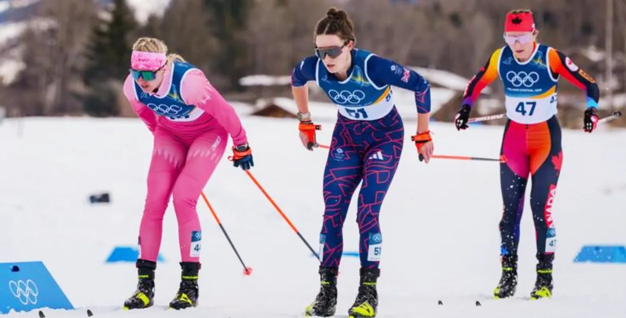 Анна Королева (слева) на скиатлоне на Олимпиаде-2026
