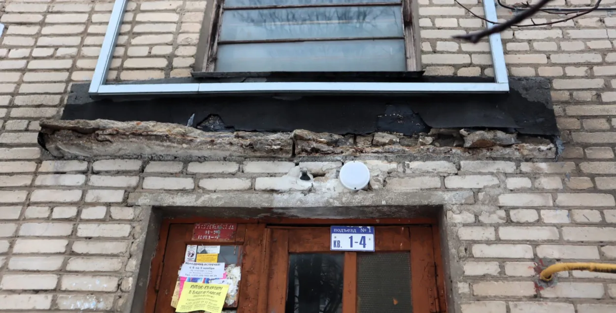 У маладзечанскім доме абваліліся бетонныя брылькі пад'ездаў
